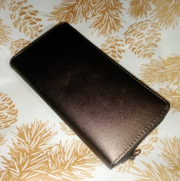 NWOT Wallet - Picture 2 of 3